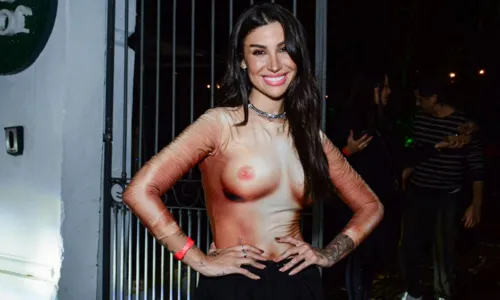 
				
					Bianca Andrade causa com 'blusa de seios' em aniversário de Preta Gil
				
				