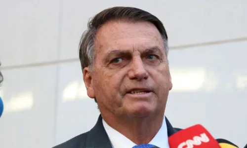 
				
					Bolsonaro é internado em hospital de São Paulo
				
				