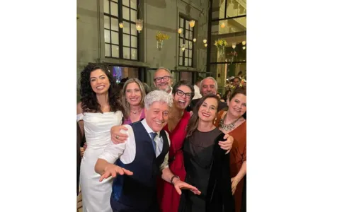 
				
					Caco Barcellos se casa com promotora com ajuda de Ana Maria Braga
				
				