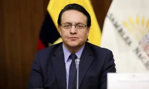 
				
					Candidato à presidência do Equador é assassinado com tiros na cabeça
				
				