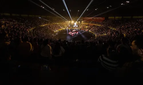 
				
					Cantor Jão reúne 12 mil fãs para ouvir novo álbum em primeira mão
				
				