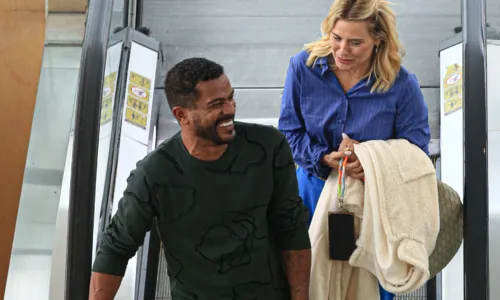 
				
					Carolina Dieckmann e Samuel de Assis passeiam em shopping no RJ
				
				