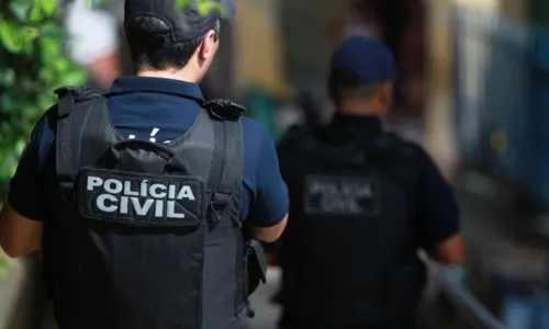 
				
					Casal é encontrado morto a tiros dentro de casa em Salvador
				
				