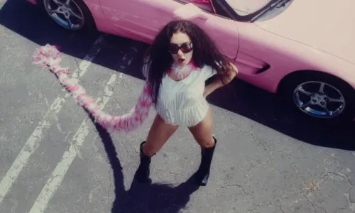 
				
					Charli XCX lança clipe de música da trilha de 'Barbie'
				
				
