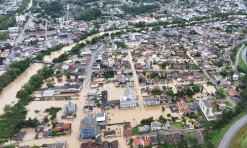 
				
					Chuvas deixam mais de 12 mil desabrigados e 2 mortos em Santa Catarina
				
				
