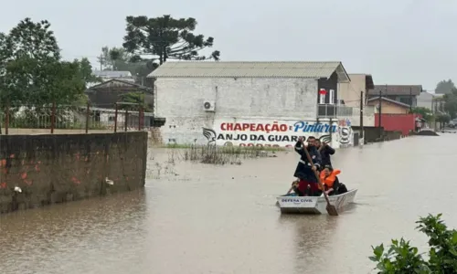 
				
					Chuvas deixam mais de 12 mil desabrigados e 2 mortos em Santa Catarina
				
				