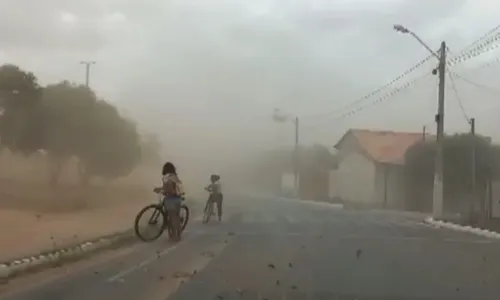 
				
					Cidade baiana fica completamente coberta de poeira durante ventania
				
				