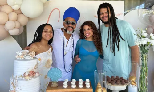 
Clara e Nina: filhas de Carlinhos Brown se conhecem pela 1ª vez
