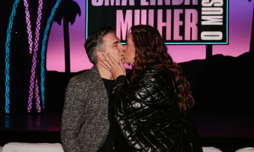 
				
					Claudia Raia beija Jarbas Homem de Mello nos bastidores de musical; FOTOS
				
				