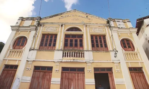 
				
					Com cachê de ensaio nu, Vampeta restaura antigo cinema na Bahia
				
				