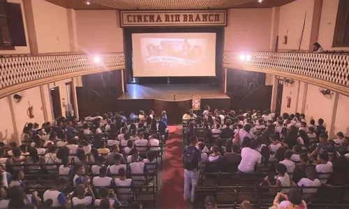 
		Com cachê de ensaio nu, Vampeta restaura antigo cinema na Bahia