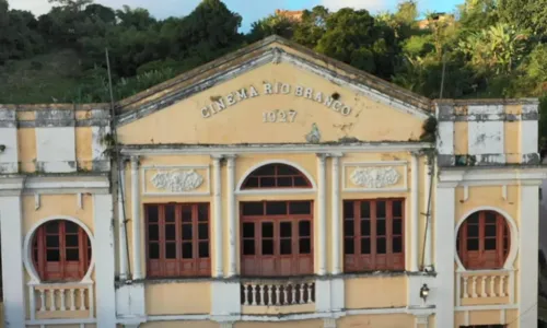 
		Com cachê de ensaio nu, Vampeta restaura antigo cinema na Bahia