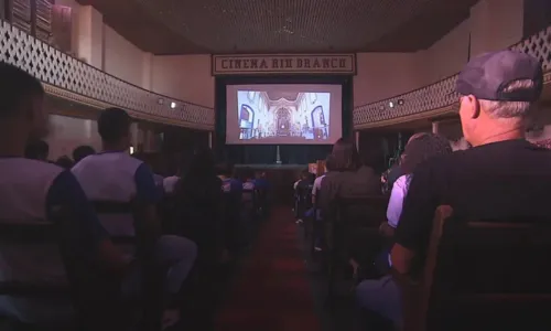 
		Com cachê de ensaio nu, Vampeta restaura antigo cinema na Bahia