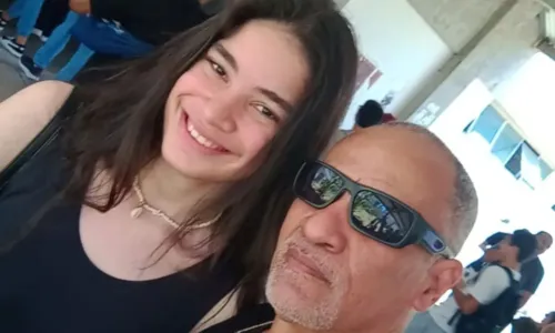 

					Com cadeira de praia e caixa de som, pai espera por filha durante Enem

				