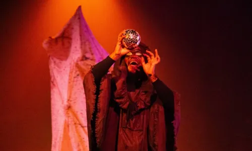 
				
					Comédia e mistério: espetáculo 'Malasombra' chega ao Teatro Gamboa
				
				