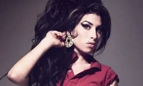 
				
					Conheça as músicas de Amy Winehouse mais tocadas no país; artista completaria 40 anos nesta quinta (13)
				
				