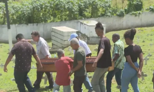 
				
					Corpo de Homem esmagado por caminhão é enterrado em Salvador
				
				