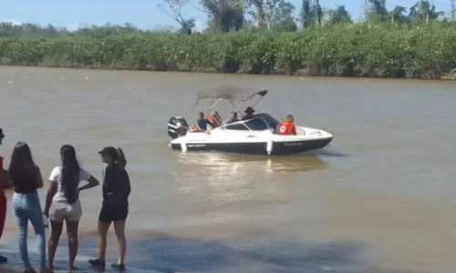 
				
					Corpo de homem que salvou esposa e filho é encontrado na Bahia
				
				