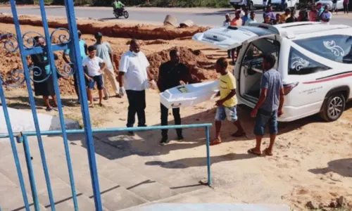 
				
					Corpos de três vítimas de chacina na Bahia são sepultados neste sábado (2)
				
				