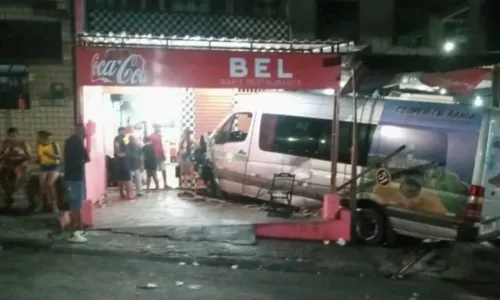 
				
					Criança atropelada por van recebe alta de hospital em Salvador
				
				