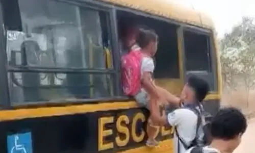 
				
					Crianças ficam presas em micro-ônibus escolar e menina passa mal
				
				