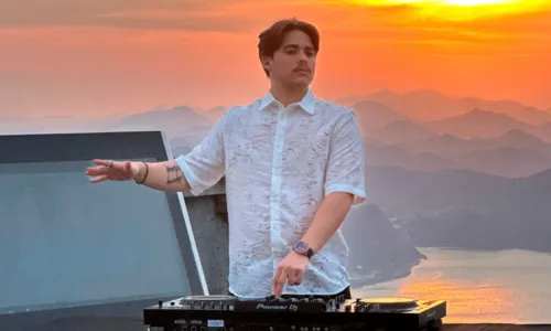 
				
					DJ baiano grava 1º clipe de música eletrônica no Cristo Redentor
				
				