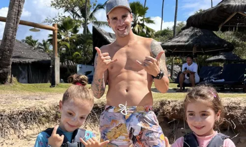 
				
					Daniel Cady encanta web em dia de praia com gêmeas; VÍDEO
				
				