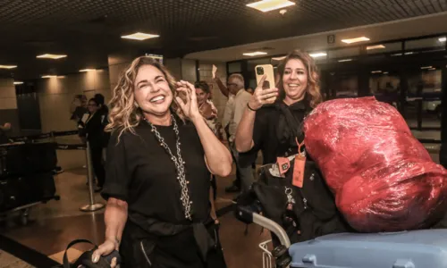 
				
					Daniela Mercury ganha festa surpresa em aeroporto e se emociona
				
				