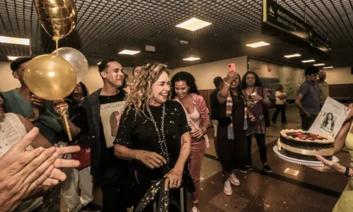 
				
					Daniela Mercury ganha festa surpresa em aeroporto e se emociona
				
				