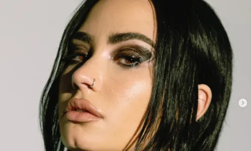 
				
					Demi Lovato lança nova versão do single 'Confident'
				
				