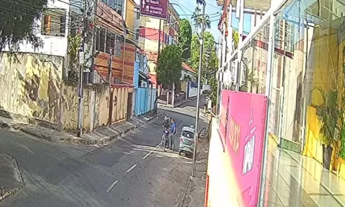 
				
					Dupla rouba homem a caminho do trabalho na Cidade Baixa de Salvador
				
				