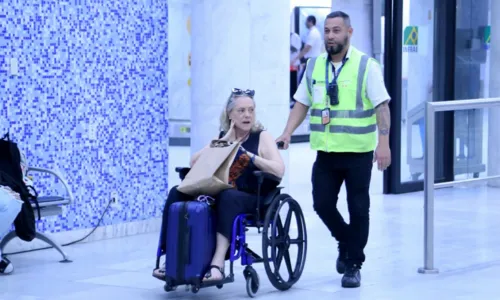 
				
					Elizabeth Savala desembarca no Rio de Janeiro em cadeira de rodas
				
				