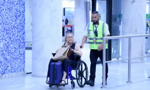 
				
					Elizabeth Savala desembarca no Rio de Janeiro em cadeira de rodas
				
				