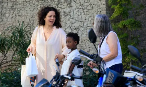 
				
					Em clique raro, Leandra Leal aparece em passeio com a filha no Rio
				
				