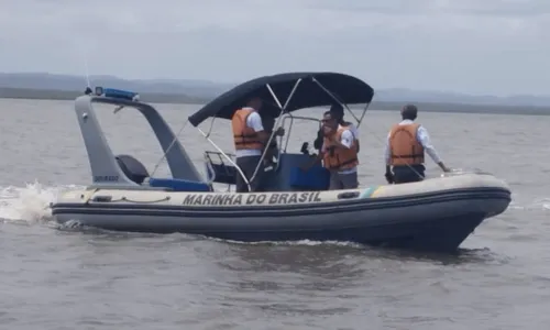 
				
					Embarcação naufraga na Bahia e homem desaparece no mar
				
				