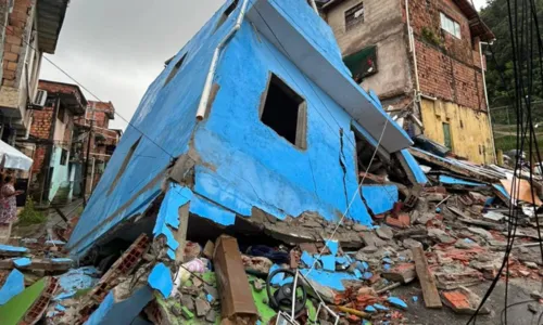 
				
					Escombros de prédio que desabou em Cosme de Farias começam a ser retirados
				
				