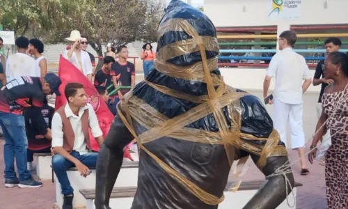 
				
					Estátua de Daniel Alves é vandalizada em Juazeiro
				
				