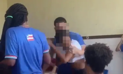 
				
					Estudante dá socos em colega após briga dentro de escola na Liberdade
				
				
