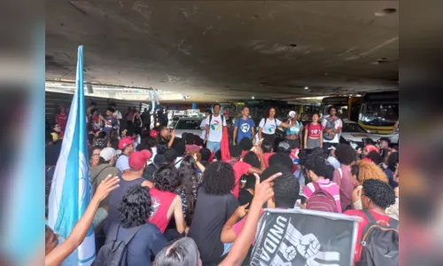 
Estudantes protestam contra aumento da passagem de ônibus
