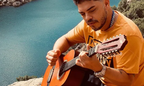 
				
					Ex-guitarrista do Psirico, Jotaerre lança 'La Belle Vie'; saiba mais
				
				
