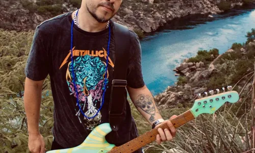 
				
					Ex-guitarrista do Psirico lança single 'Querendo Tua Boca'
				
				