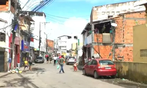 
				
					Famílias são feitas reféns no Alto das Pombas, em Salvador
				
				