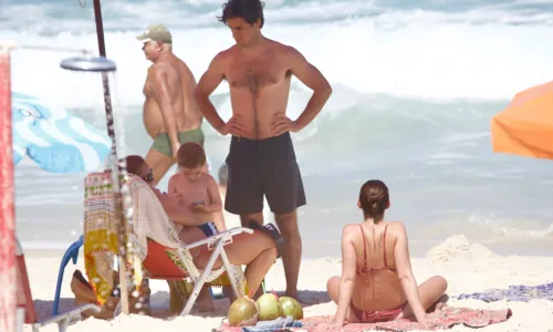 
				
					Felipe Simas curte praia com a família e tem momento paizão no RJ
				
				