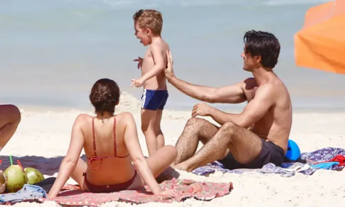 
				
					Felipe Simas curte praia com a família e tem momento paizão no RJ
				
				