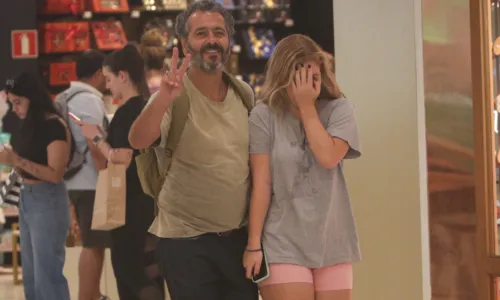 
				
					Filha de Marcos Palmeira se esconde em fotos de passeio com o pai
				
				