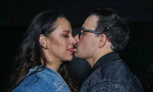 
				
					Filha de Silvio Santos dá beijaço em show de Zezé de Camargo e Luciano
				
				