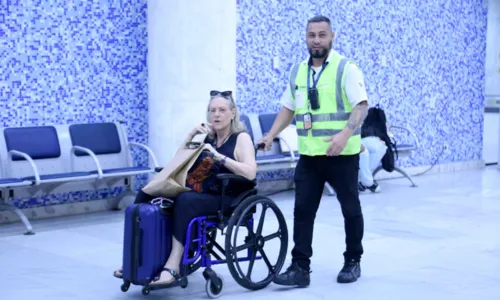 
				
					Filho revela por que Elizabeth Savala usou cadeira de rodas em aeroporto
				
				