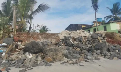 
				
					Força da maré derruba muro de casa em Ilhéus; veja
				
				