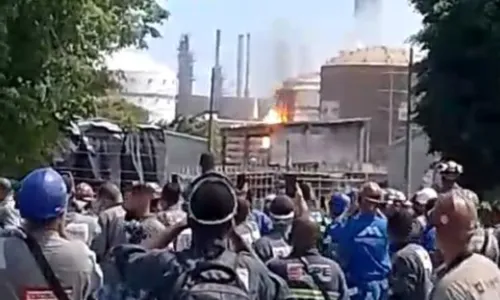 
				
					Funcionário fica ferido e empresa é evacuada após incêndio em Camaçari
				
				