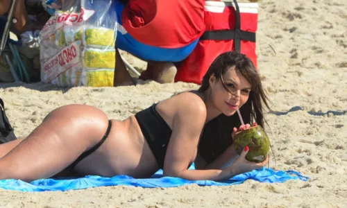 
				
					Grávida, Fernanda Lacerda aproveita dia de sol na praia de Copacabana
				
				